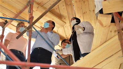 لحظة صعود رئيس الوزراء على السقالات لـ متابعة أعمال ترميم معبد الكرنك | صور وفيديو