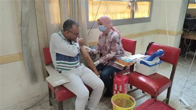  استمرار تطعيم المعلمين والإداريين داخل مقار عملهم بفيروس كورونا 