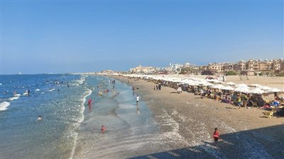 سياحة اليوم الواحد تحقق رواجًا على شواطئ بورسعيد وسط استقرار للأمواج | صور