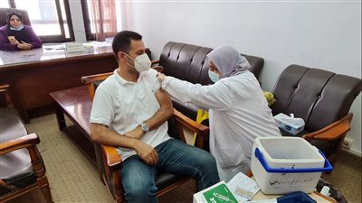العاملون بـ جامعة دمنهور يتلقون الجرعة الثانية لـ لقاح كورونا | صور