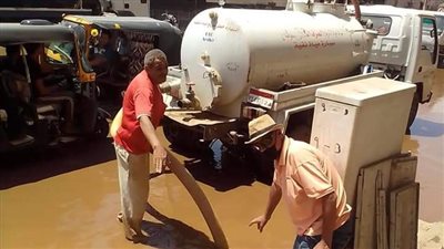 انفجار ماسورة مياه يتسبب في عرقلة حركة المرور بالمنشأة في سوهاج | صور