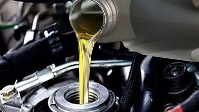 خبير اقتصادي: يوجد مصانع لتدوير زيوت السيارات تعمل دون ترخيص بالسويس