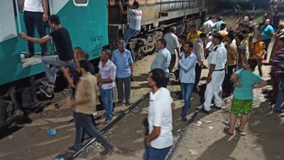 عودة حركة القطارات بمحطة القناطر الخيرية لطبيعتها بعد خروج عربات عن القضبان | صور وفيديو