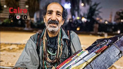 عم محمد يفترش أرصفة الشارع لبيع البخور والسِبح بالزمالك