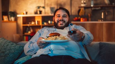 تناول الطعام أمام التلفاز.. عادات كارثية تُمارسها يوميا دون إدراك العواقب 
