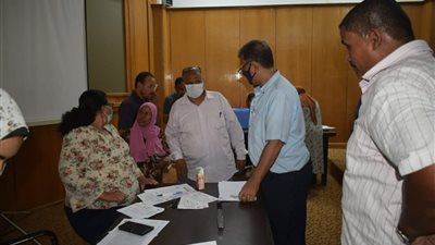 سكرتير البحر الأحمر يتابع إجراءات تطعيم العاملين بلقاح كورونا | صور