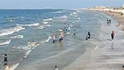 قبل بداية العُطلة الأسبوعية.. شواطئ بورسعيد تجذب المصطافين