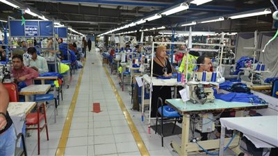 بخسائر 8 مليارات جنيه.. متحور دلتا يوقف عمل مصانع الملابس قبل موسم المدارس