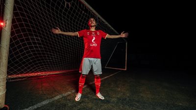 شاهد لحظة الإعلان عن تعاقد الأهلي مع كريم فؤاد 