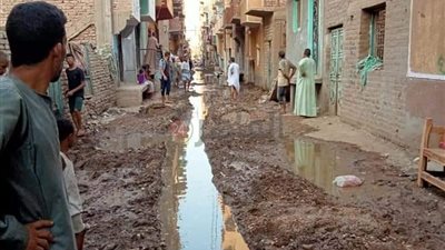 كسر بخط طرد الصرف الصحي يتسبب في غرق شوارع بجنوب الأقصر | صور
