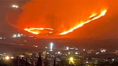 اندلاع حريق هائل على الحدود اللبنانية السورية | فيديو  