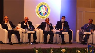 وزير المالية في حوار مفتوح مع رئيس الجمارك للتعريف بنظام التسجيل المسبق للشحنات