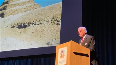 بحضور 1500 شخص.. زاهي حواس يلقي محاضرة لترويج السياحة بـ كنتاكي الأمريكية