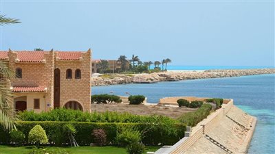 تطوير الأسوار وإدارة فالكون.. ماذا تفعل الحكومة في مارينا بالساحل الشمالي؟