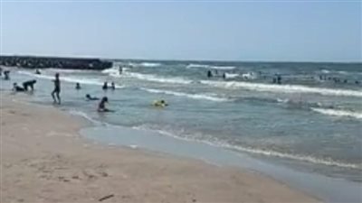 شواطئ بورسعيد تشهد إقبالًا كثيفًا.. ويوم ترفيهي لذوي الهمم بالمجان