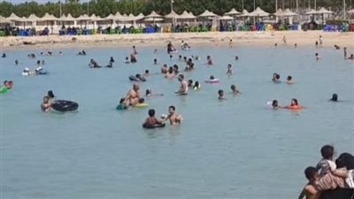 توافد المصطافين على شواطئ الغردقة خلال العطلة الأسبوعية هربا من حرارة الجو