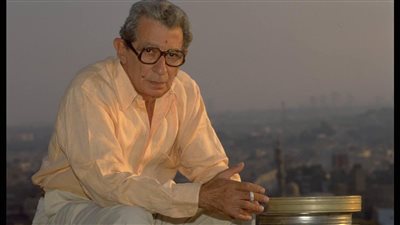 تصريح سابق ليوسف شاهين عن الدكتوراه الفخرية: أي قفل جايبها من سور الأزبكية يسمي نفسه دكتور؟ | فيديو