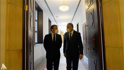 الرئيس الفرنسي يصل بغداد للمشاركة في مؤتمر التعاون والشراكة