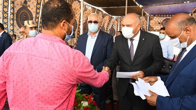 وزير الزراعة يسلم شيكات تعويضية لـ17 مزارعًا من أصحاب الحيوانات النافقة بقنا