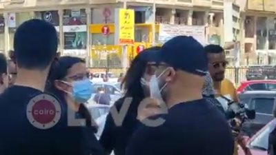 انهيار ابنة حمدي الكنيسي أثناء وصول جثمان الإعلامي لمسجد الحصري لتشييع الجنازة | فيديو