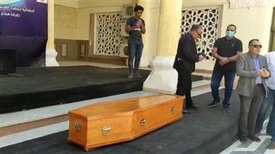 لحظة وصول جثمان الإعلامي حمدي الكنيسي إلى مسجد الحصري