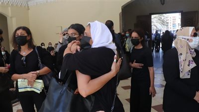 انهيار أقارب حمدي الكنيسي قبل صلاة الجنازة بمسجد الحصري