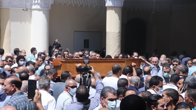 انتهاء صلاة الجنازة على حمدي الكنيسي وتشييع الجثمان لمثواه الأخير| صور
