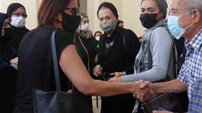 بنت بـ100 راجل.. ابنة حمدي الكنيسي تستقبل المعزيين في جنازة والدها
