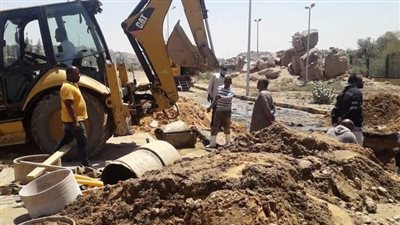 كسر مفاجئ بخط مياه الشرب الرئيسي لمحطة جبل شيشة بـ أسوان