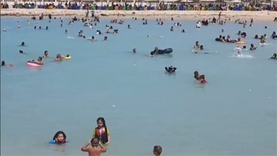 كامل العدد.. إقبال الآلاف على شواطئ الغردقة هربا من حرارة الجو