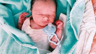 العثور على طفلة رضيعة ملقاة على جانب الطريق بـ أسيوط