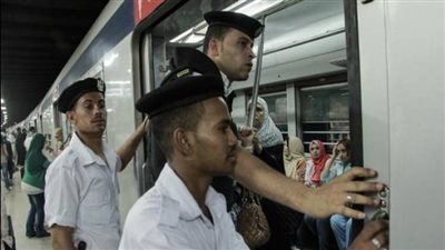 القبض على شخصين يبيعان ملابس داخلية في المترو