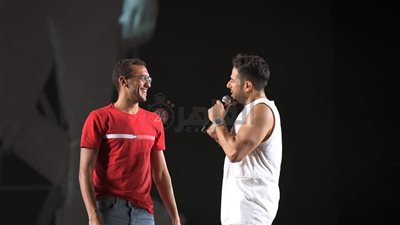 محمد حماقي يفاجئ جمهوره بمشاركة بطل أولمبياد أحمد الجندي خلال حفله في الساحل: منتظرين الدهب