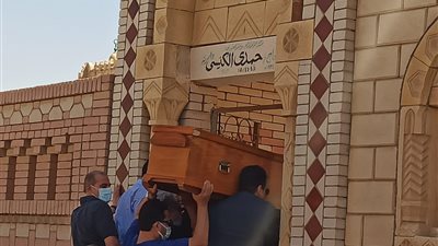 دفن الإعلامي حمدي الكنيسي في مثواه الأخير بمقابر طريق الفيوم