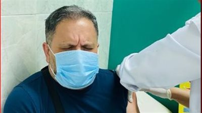 إدوارد يتلقى الجرعة الأولى من لقاح فيروس كورونا