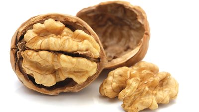 دراسة: تناول الجوز أسبوعيًا يساعد على زيادة العمر