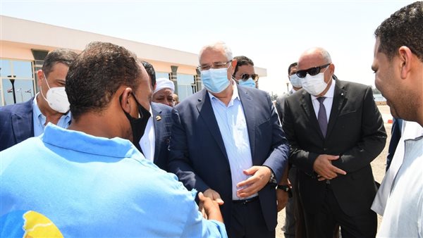 وزير الزراعة مع محافظ