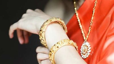 الإفتاء تحسم الجدل حول حكم حصول الزوج على شبكة زوجته 