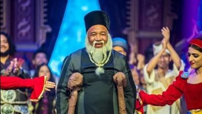 شريف دسوقي يظهر بالعكاز على المسرح: الحمد لله