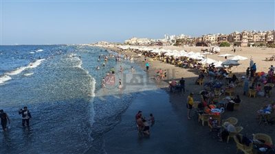 المئات يستمتعون بالسباحة على شواطئ بورسعيد وسط الأمواج الهادئة | صور وفيديو