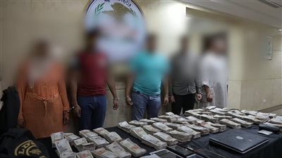 شركة وهمية وبطاقة دفع إلكتروني.. اعترافات عصابة سرقة المبالغ المالية من عملاء أحد البنوك | فيديو 