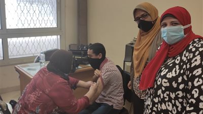 في اليوم الثاني للفرق المتنقلة.. تطعيم 602 من منتسبي جامعة بنها بلقاح كورونا