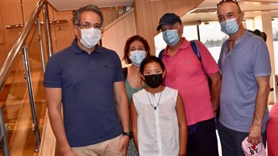 وزير السياحة يتفقد عددا من الفنادق العائمة ويلتقي مجموعة من السائحين