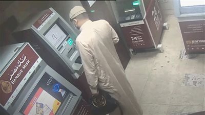 لحظة سرقة عملاء بنك مصر.. واعترافات المتهمين: الضحايا ساعدونا وقالوا كل حاجة| فيديو