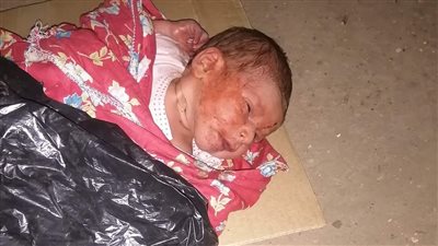  مواطن يعثر على رضيع عمره ساعة داخل كيس قمامة في الغربية