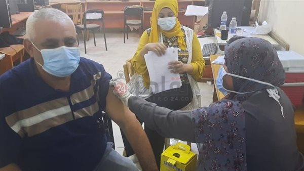 تطعيم العاملين بالأقصر