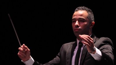 مصطفى حلمي يقود الفرقة القومية العربية للموسيقى بمسرح الجمهورية