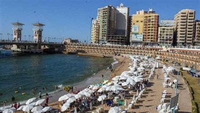 السياحة والمصايف تكشف سبب تغير لون البحر إلى الأخضر