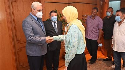 جامعة الفيوم تُكرّم خديجة حماد الحاصلة على المركز الثالث على مستوى الجمهورية في الثانوية العامة