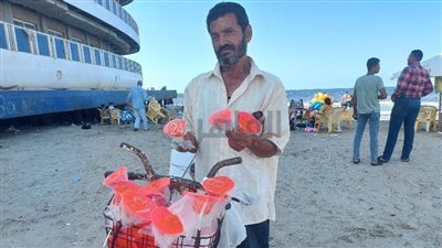 عم عادل بياع خد الجميل ببورسعيد:  شغال من 30 سنة.. وسعادتي لما الناس تشتري مني وتتبسط| صور وفيديو